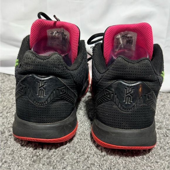 Nike Boys Kyrie Flytrap ll AQ3412-005 Black Basketball Size 6.5Y - Picture 4 of 12